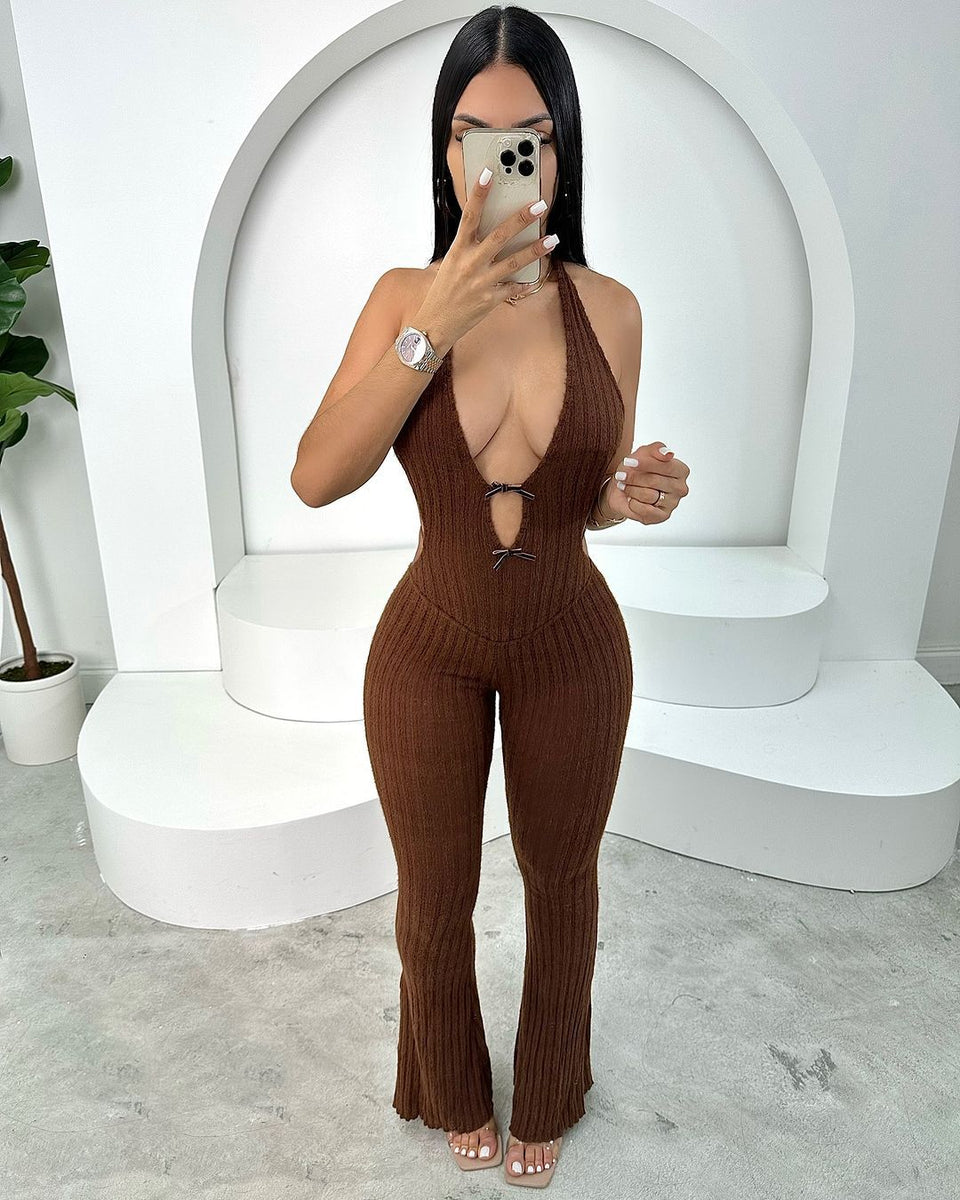 Ribbad jumpsuit med korsad halterneck och cut-out