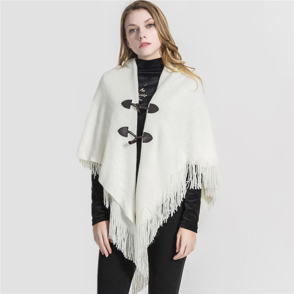 Stickad poncho med huva