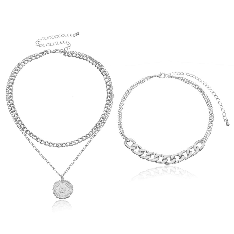 Lagerhalsband i guldfärg med mynt och berlocker