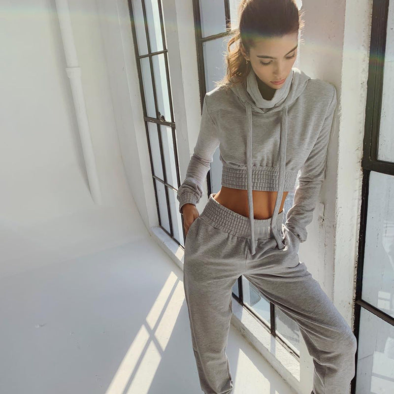 Grått mysset med kort hoodie och joggingbyxor