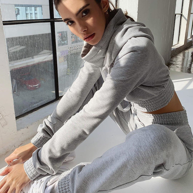 Grått mysset med kort hoodie och joggingbyxor
