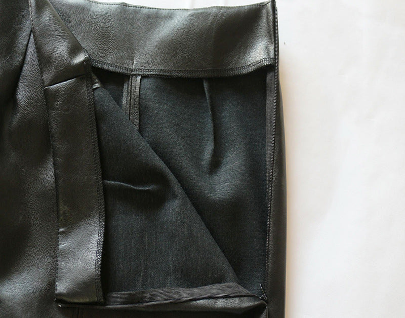 Pennkjol i skinnimitation med slits bak