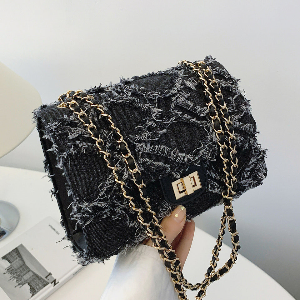 Denimväska crossbody med kedjeremsa