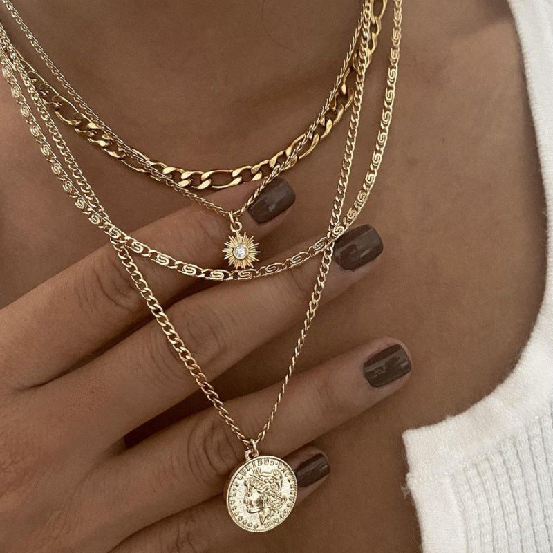 Chunky guldfärgat halsband med berlocker