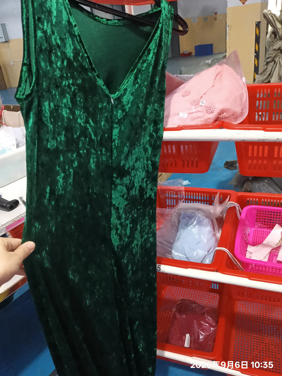 Ärmlös sammetsklänning med drapering och slits