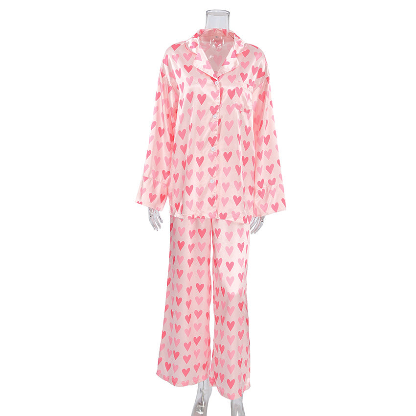 Pyjamasset med hjärtmönster och långa byxor