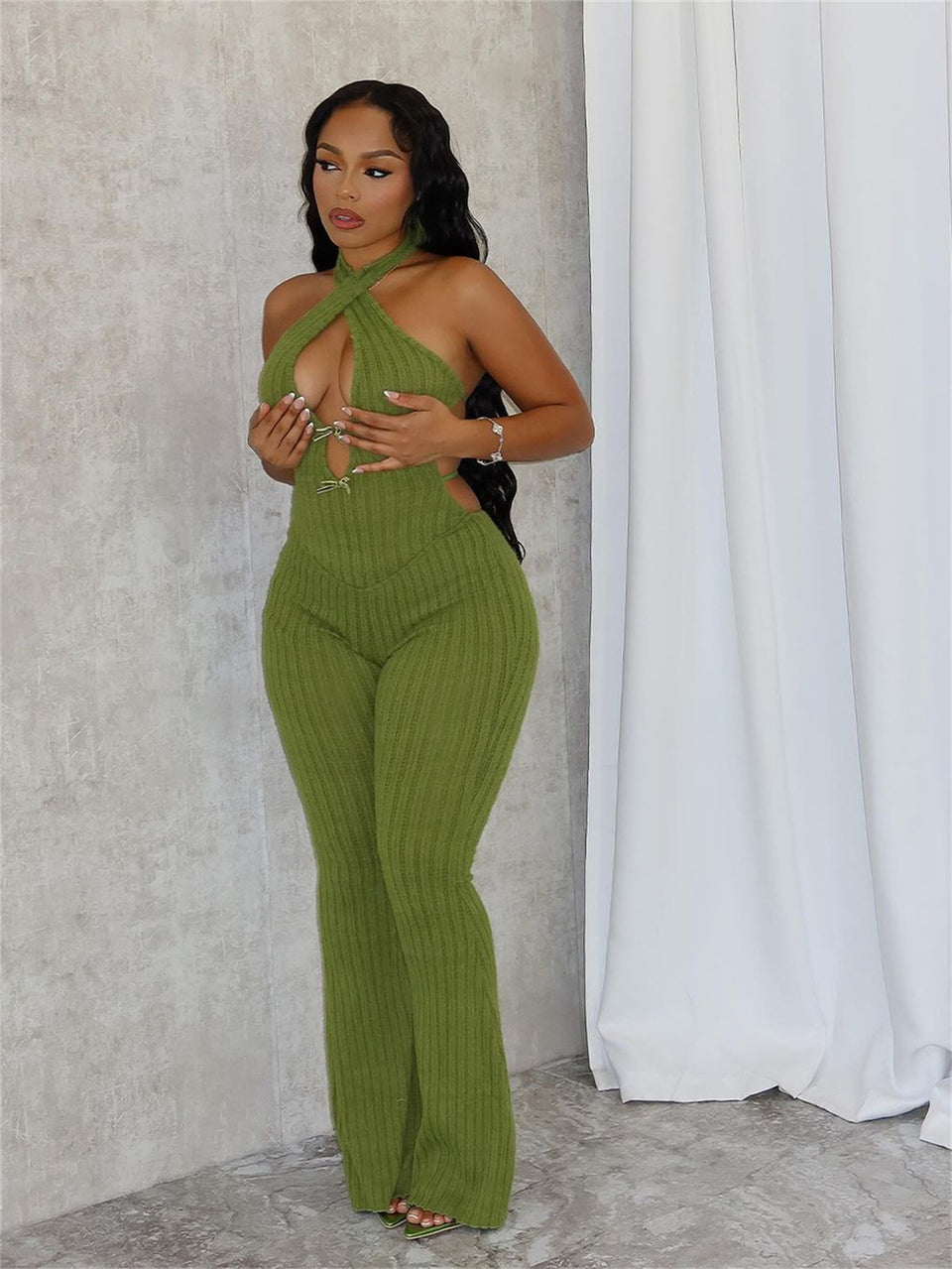 Ribbad jumpsuit med korsad halterneck och cut-out