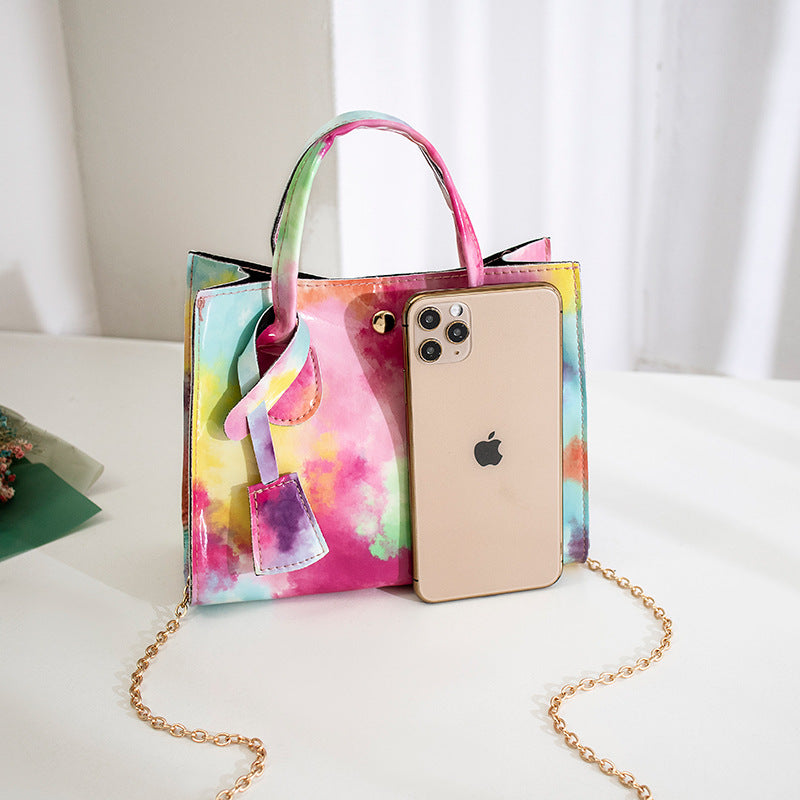 Lackad crossbody-väska med tryck och guldkedja