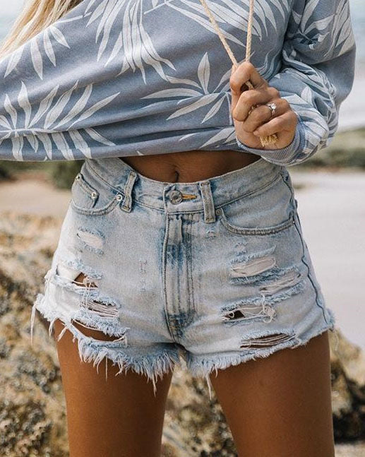 Ljusa slitna jeansshorts med fransar