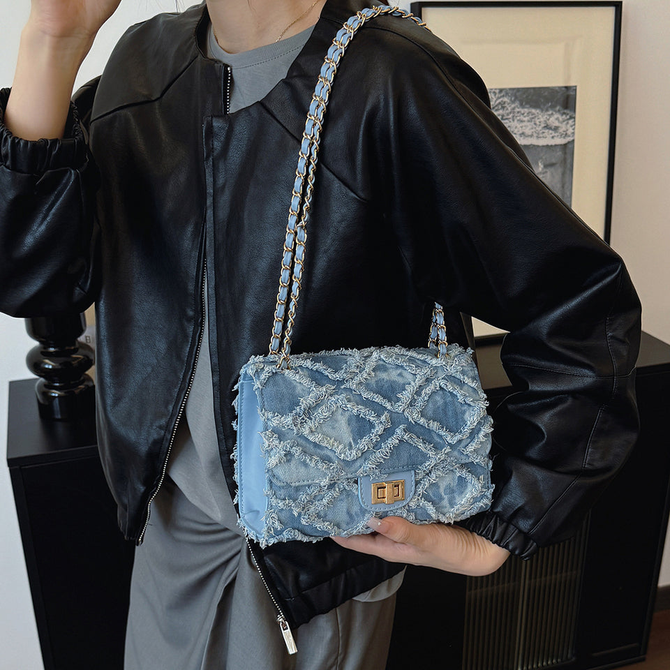 Denimväska crossbody med kedjeremsa