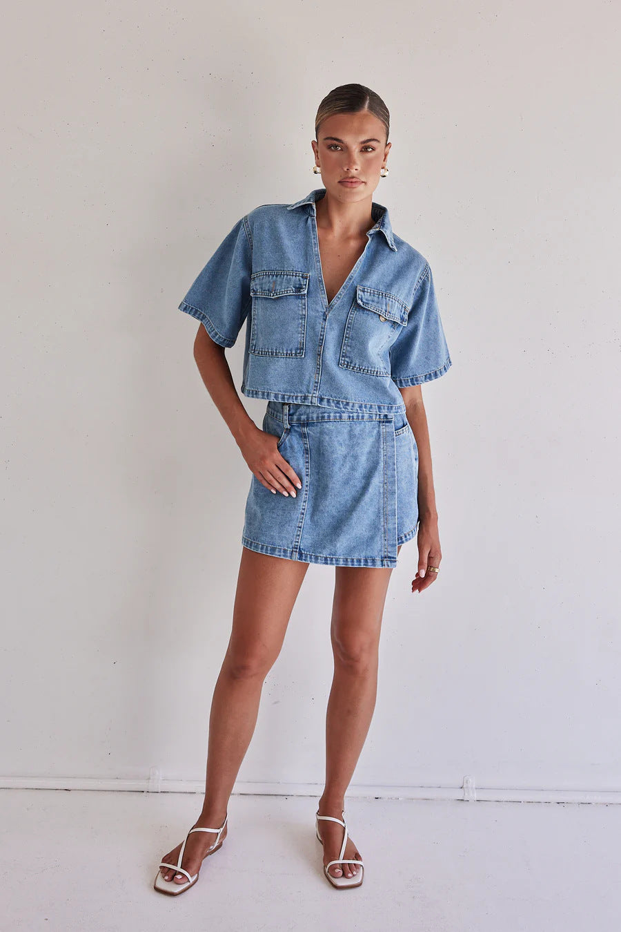 Jeansset med kortärmad skjorta och minikjol