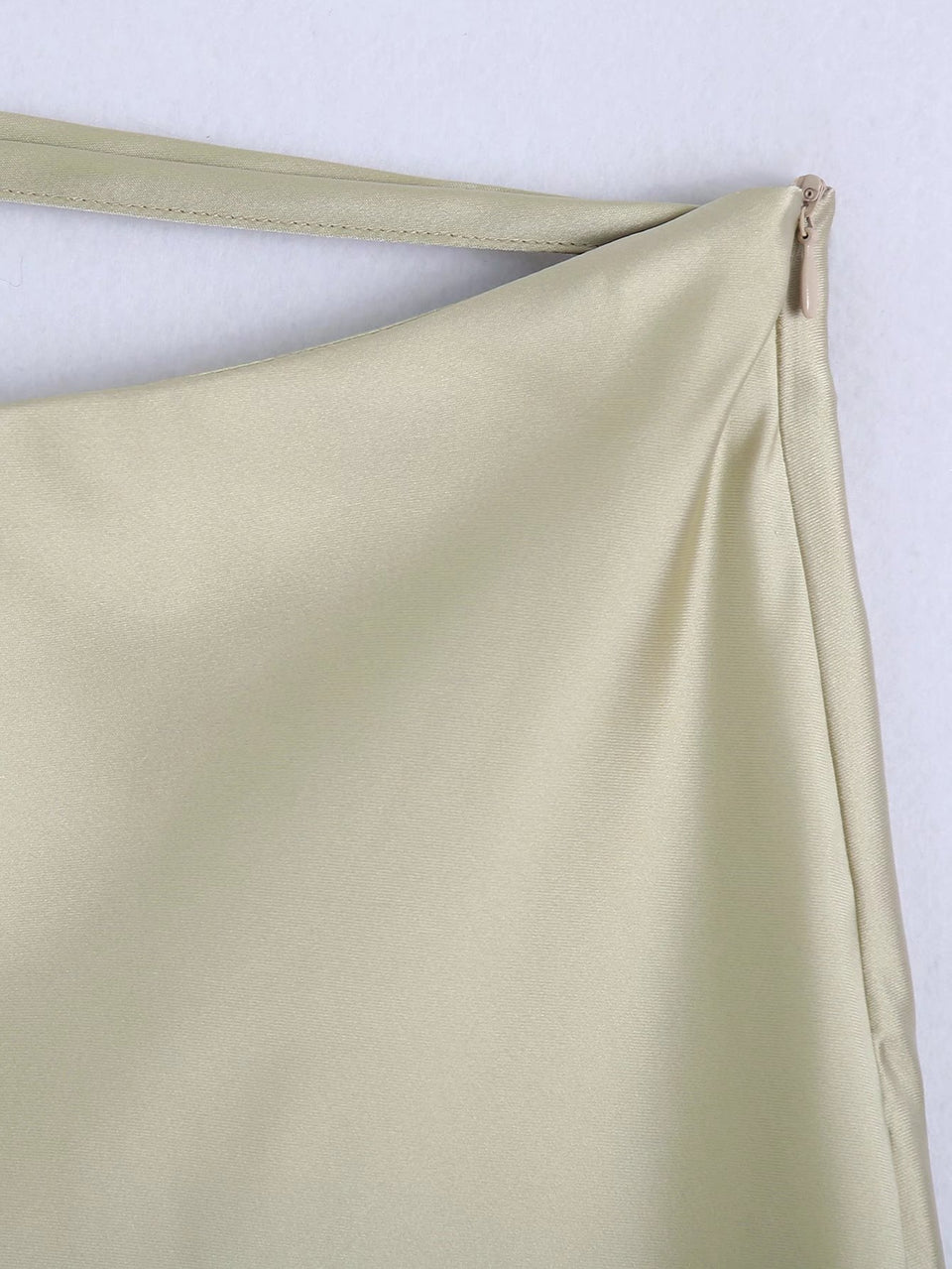Satinkjol i midilängd – blank och elegant