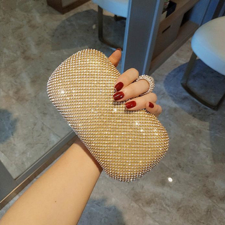 Glittrig kuvertväska med strass och kedja