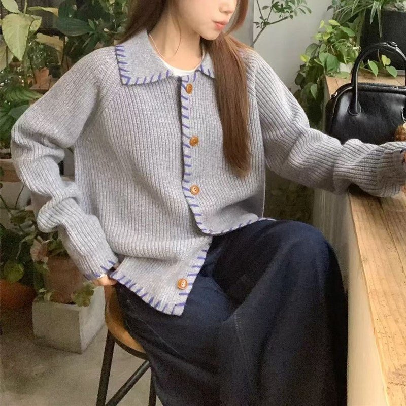 Kort stickad cardigan med pärlknappar