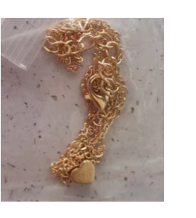 Lagerhalsband i guldfärg med mynt och berlocker