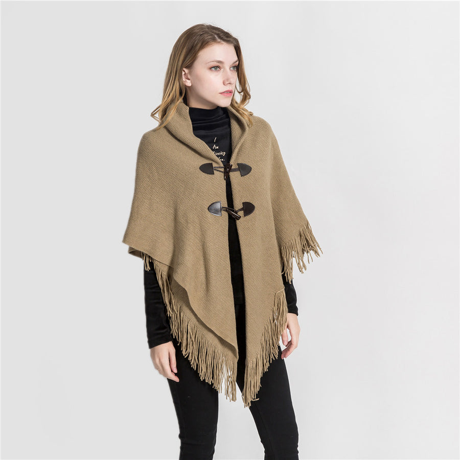 Stickad poncho med huva