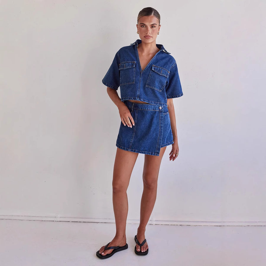 Jeansset med kortärmad skjorta och minikjol