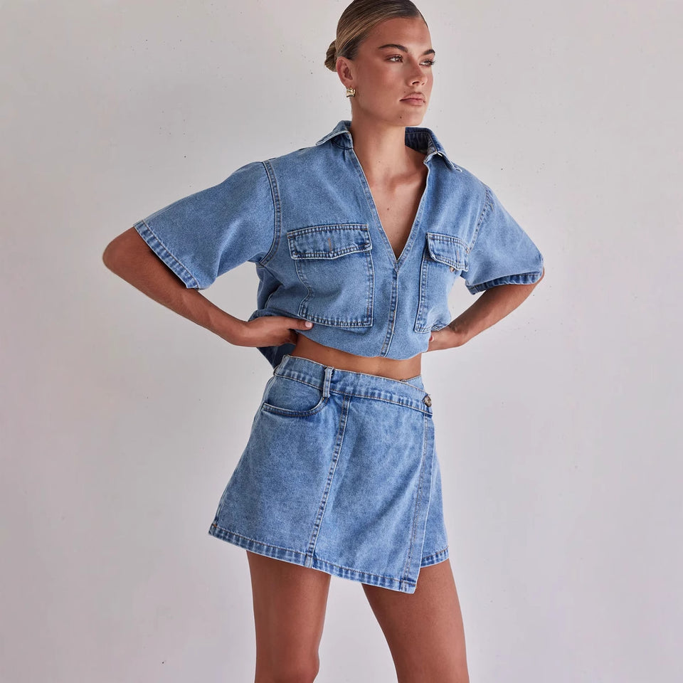 Jeansset med kortärmad skjorta och minikjol
