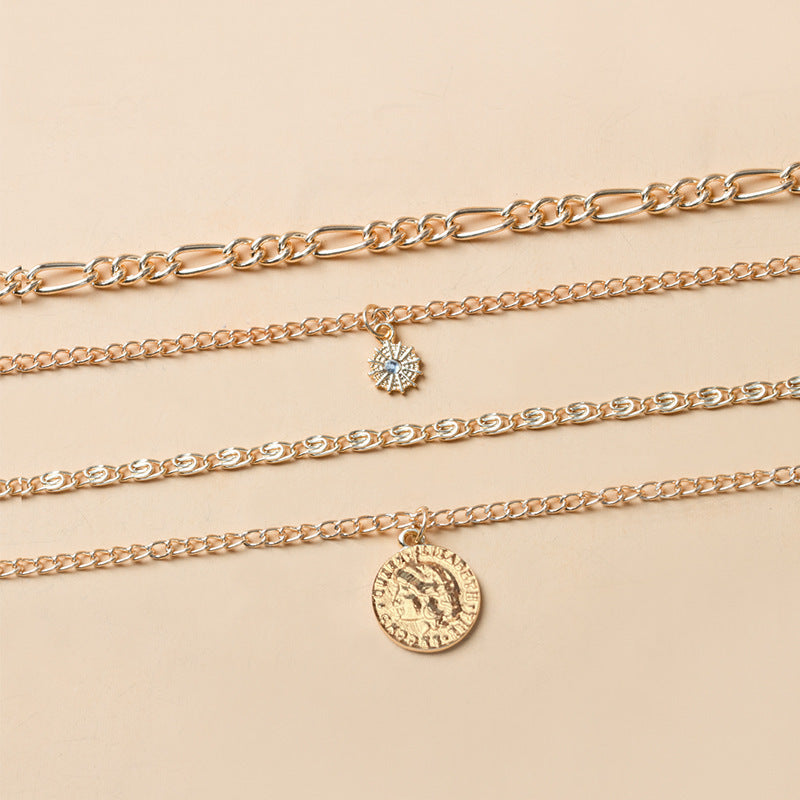 Chunky guldfärgat halsband med berlocker