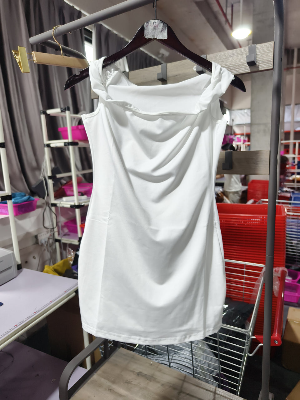 Vit offshoulder-bodyconklänning i minilängd