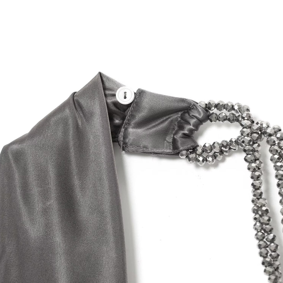 Silvrig satinklänning med halterneck och pärlband