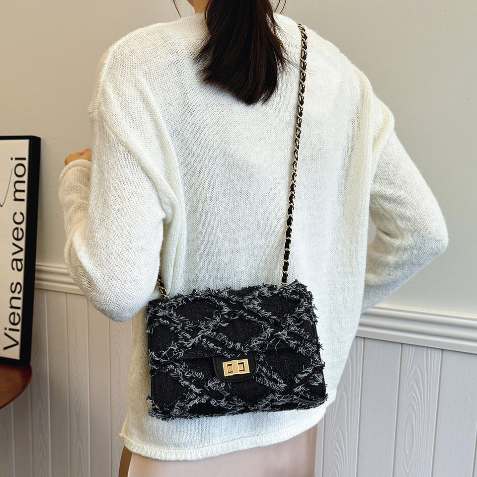 Denimväska crossbody med kedjeremsa