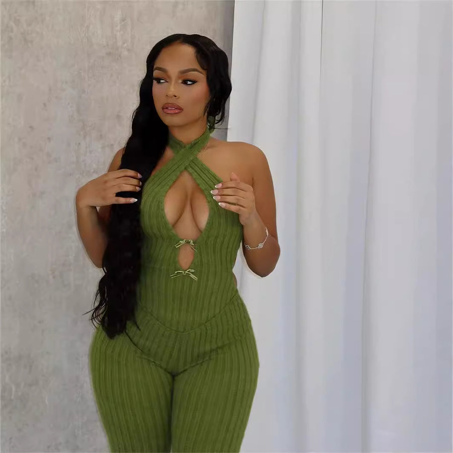 Ribbad jumpsuit med korsad halterneck och cut-out
