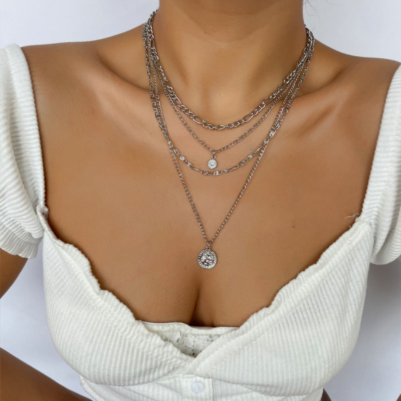 Chunky guldfärgat halsband med berlocker