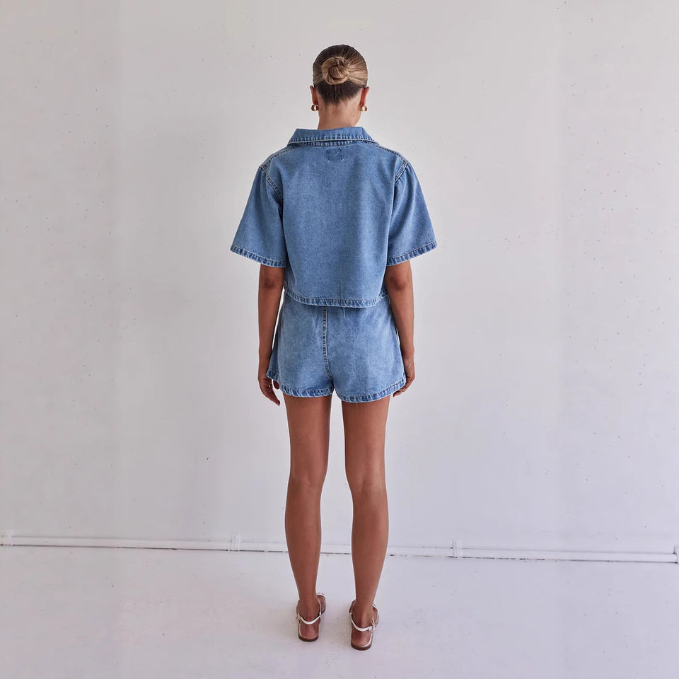 Jeansset med kortärmad skjorta och minikjol