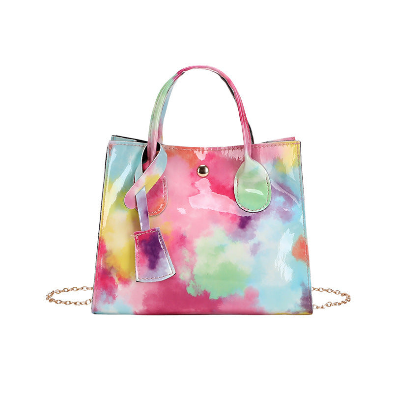 Lackad crossbody-väska med tryck och guldkedja