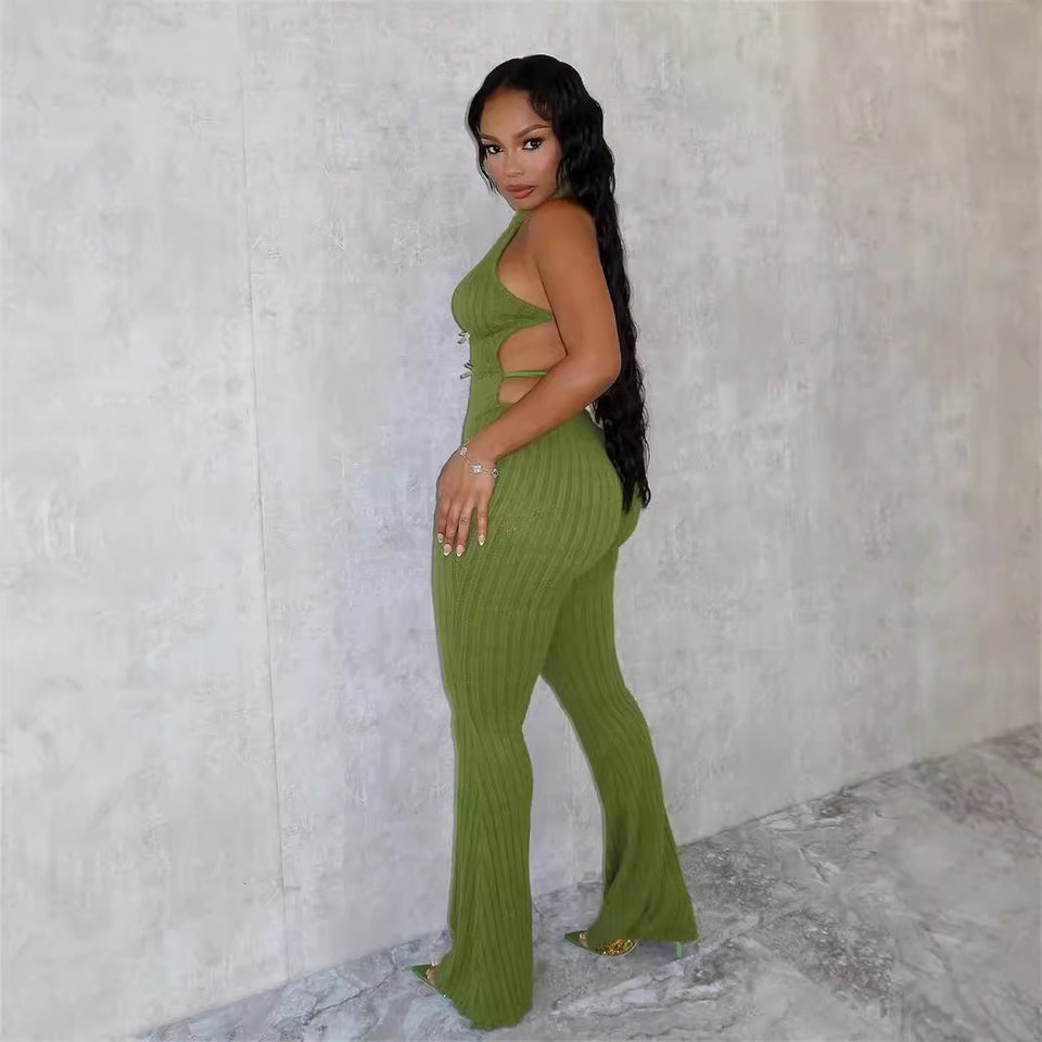 Ribbad jumpsuit med korsad halterneck och cut-out