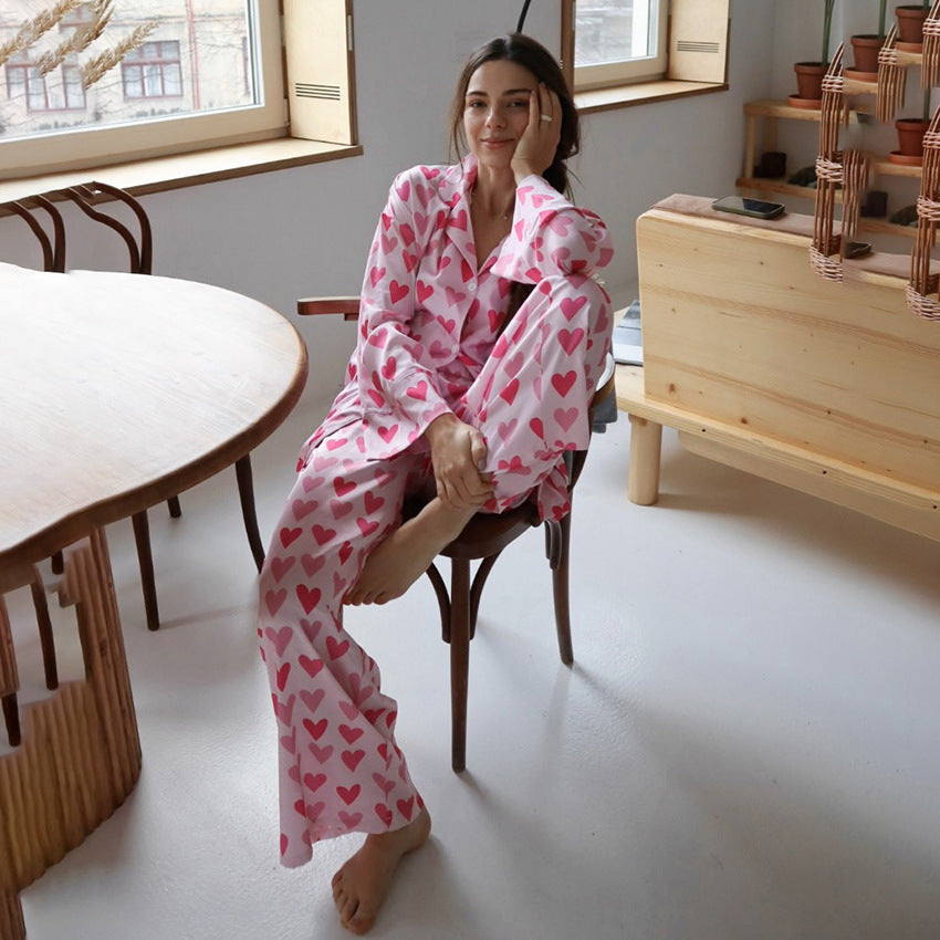 Pyjamasset med hjärtmönster och långa byxor