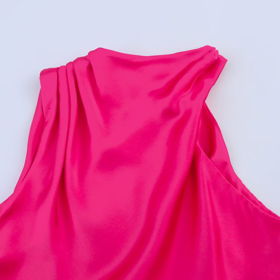 Lång satinklänning i cerise med draperad hals