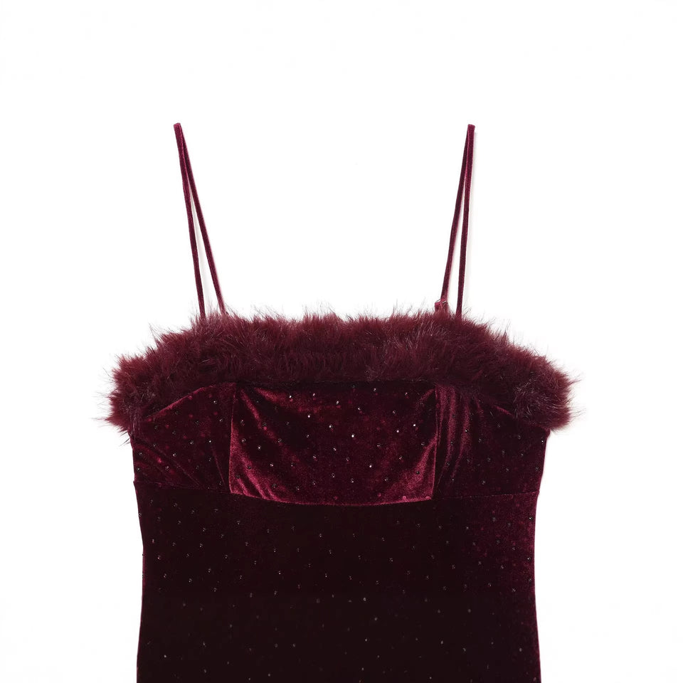 Lång vinröd sammetsklänning med fluffig kant och strass