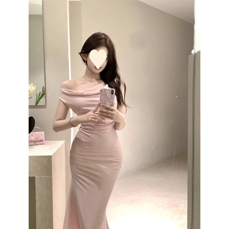 Offshoulder-klänning i satin med fiskstjärtsfall