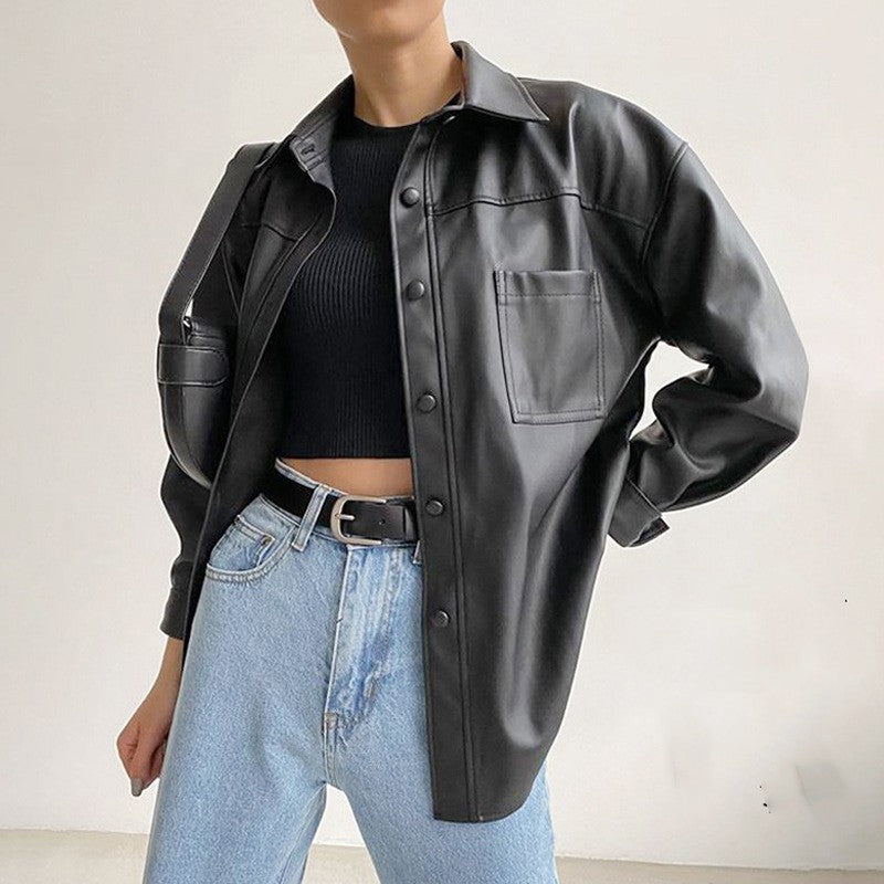 Oversize jacka i skinnimitation med fickor