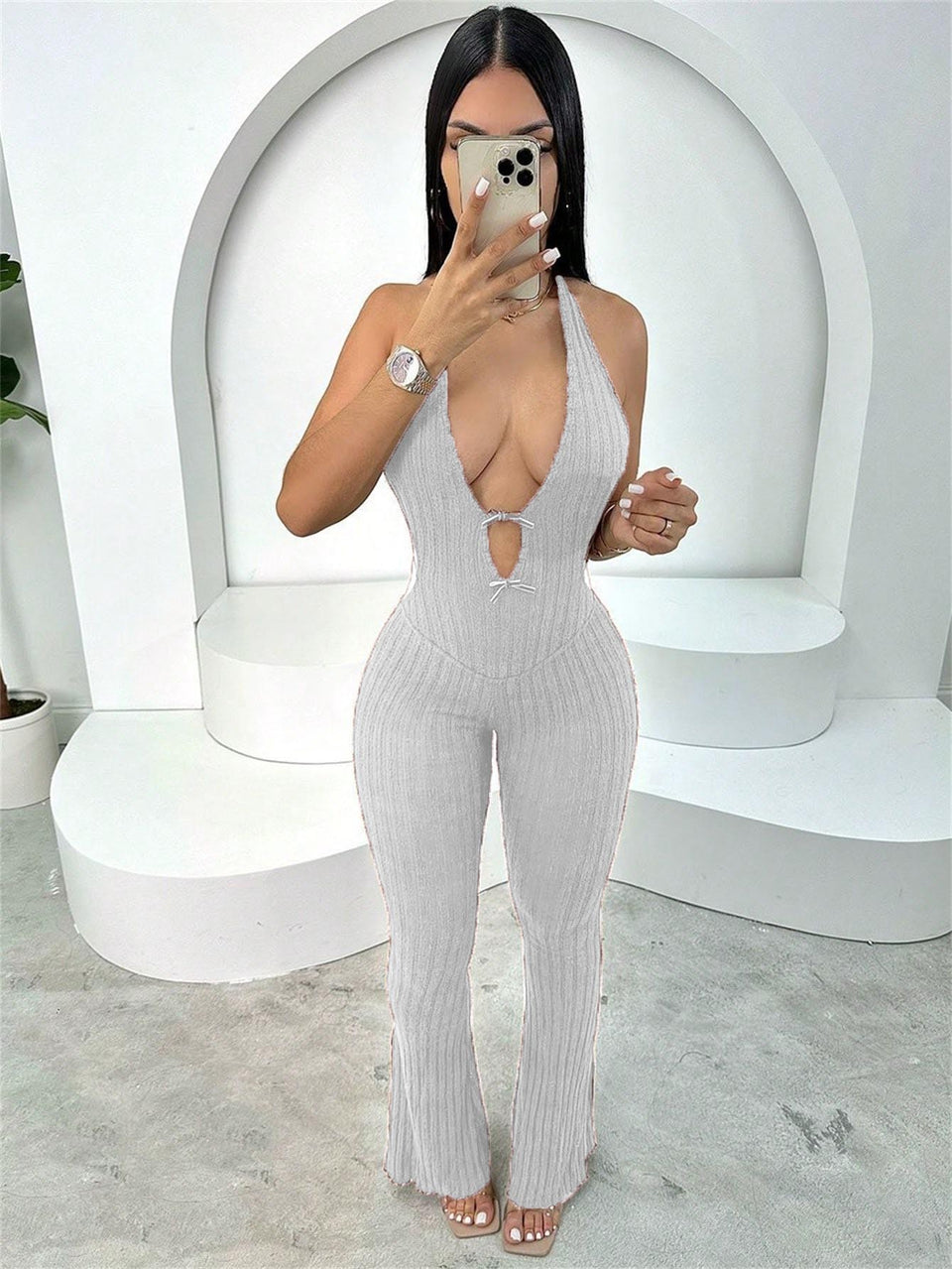 Ribbad jumpsuit med korsad halterneck och cut-out