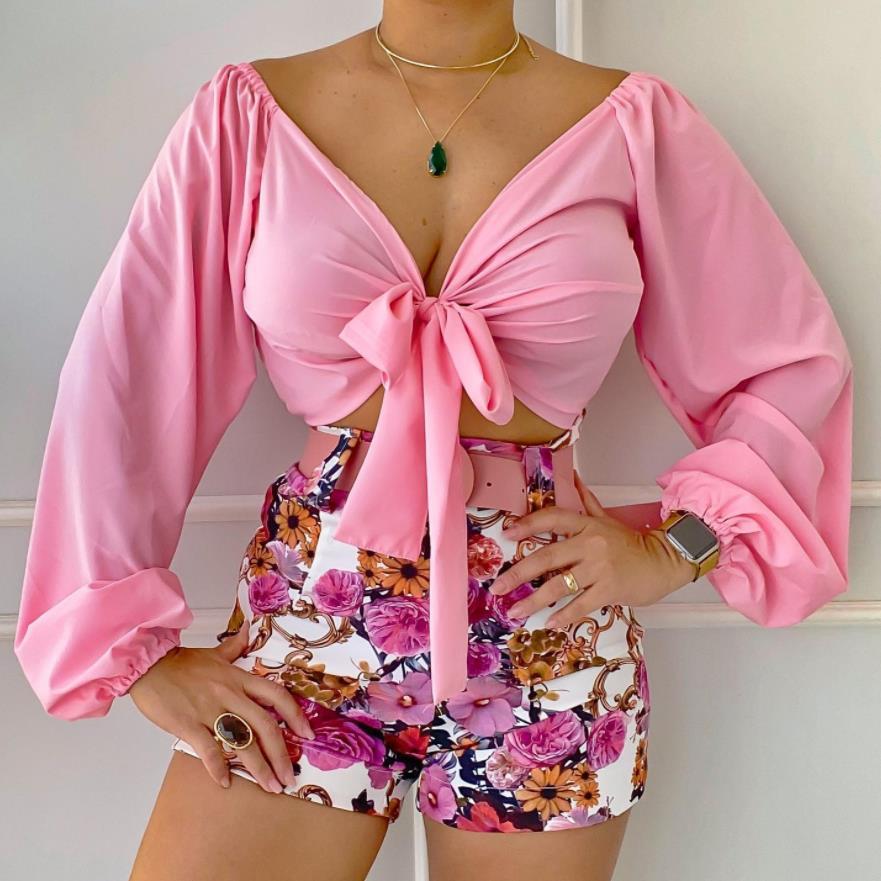 Set med knuten croptopp och blommiga shorts