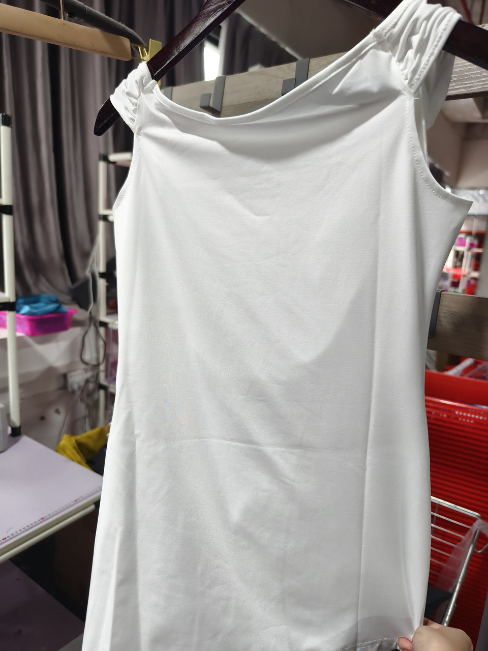 Vit offshoulder-bodyconklänning i minilängd