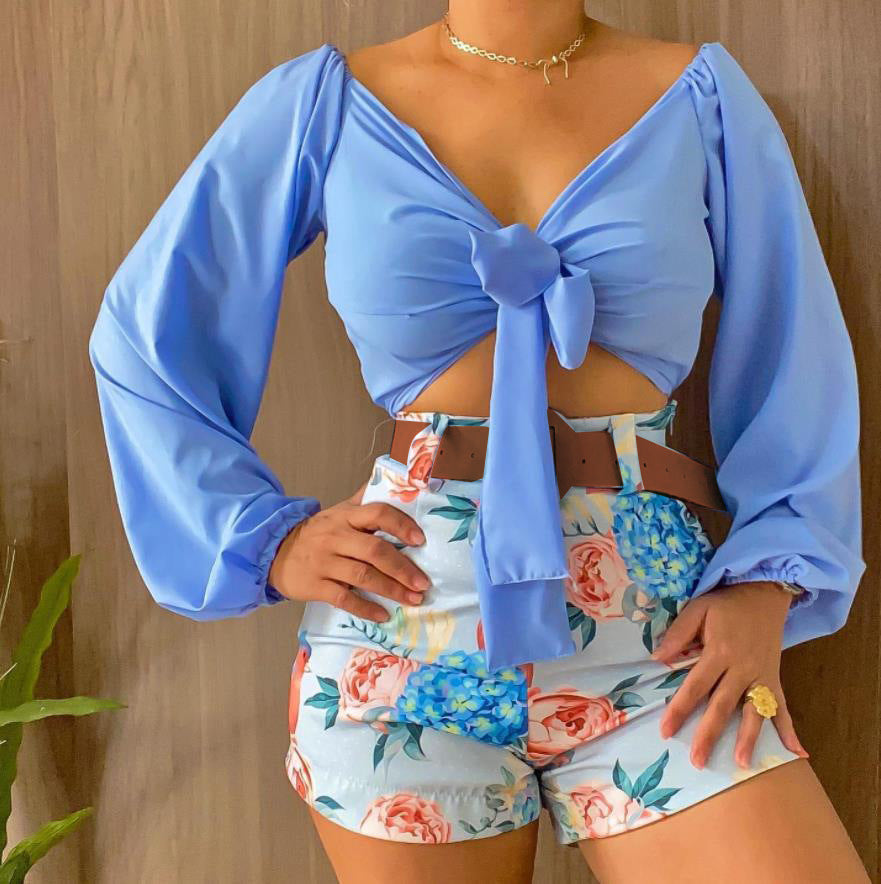 Set med knuten croptopp och blommiga shorts