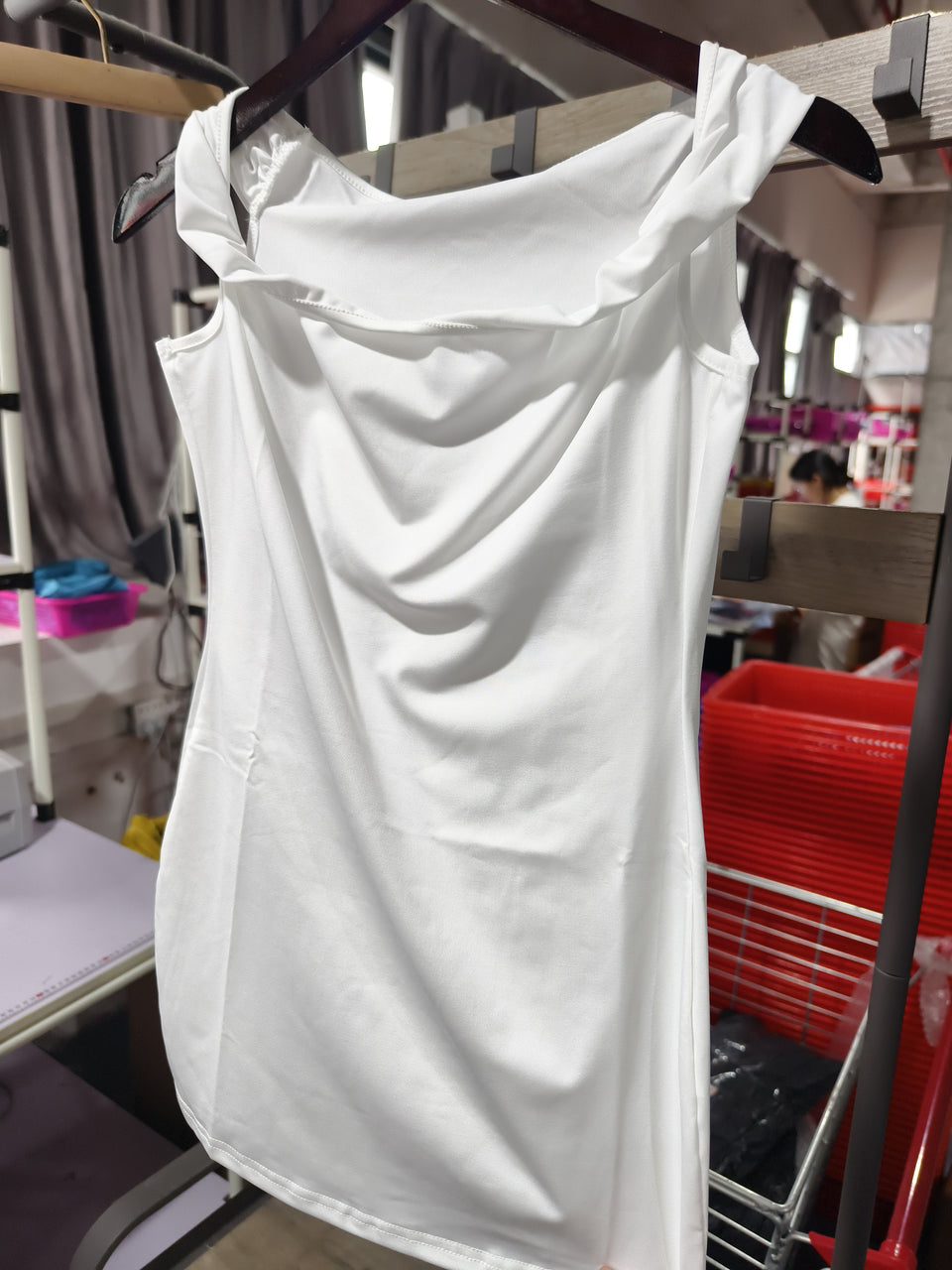 Vit offshoulder-bodyconklänning i minilängd