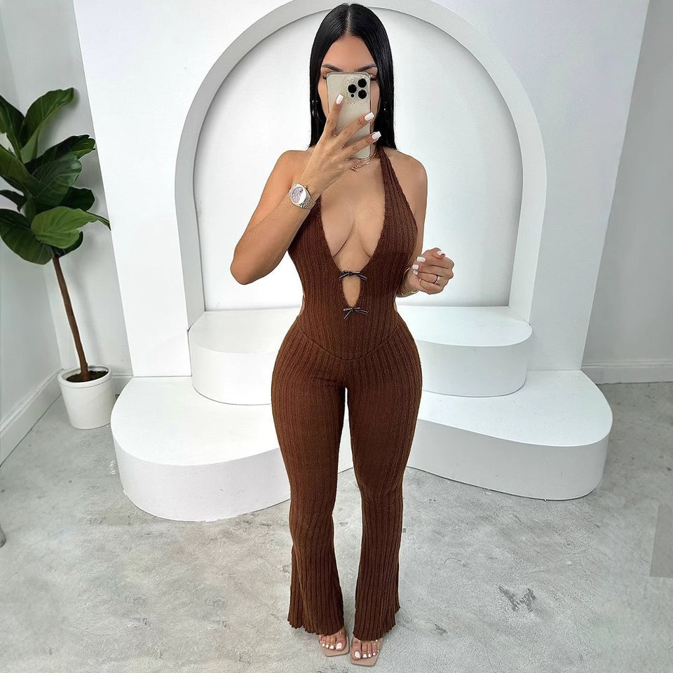 Ribbad jumpsuit med korsad halterneck och cut-out