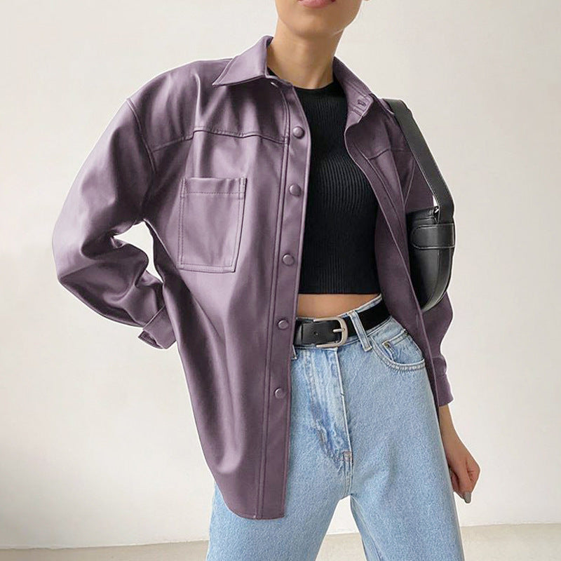 Oversize jacka i skinnimitation med fickor