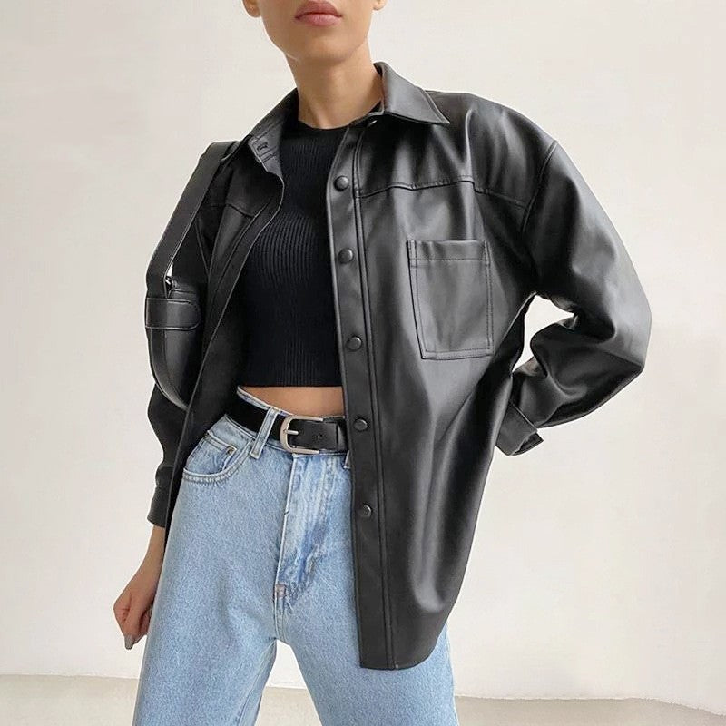 Oversize jacka i skinnimitation med fickor