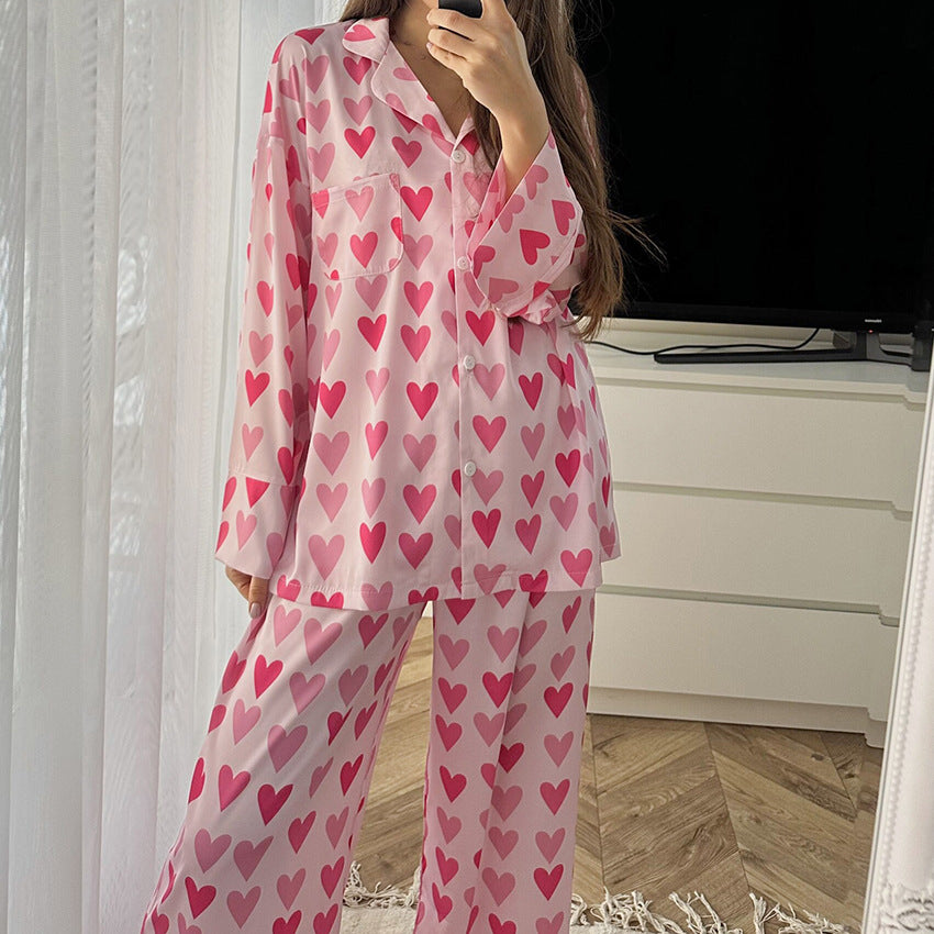 Pyjamasset med hjärtmönster och långa byxor