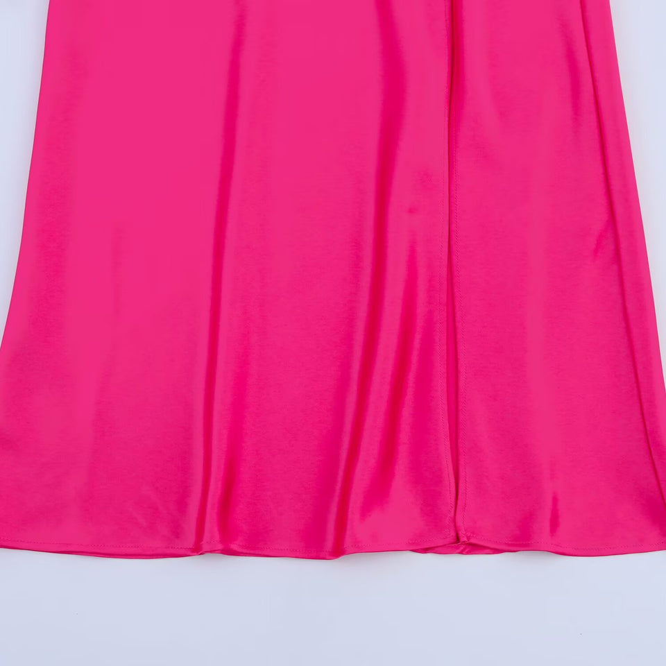 Lång satinklänning i cerise med draperad hals