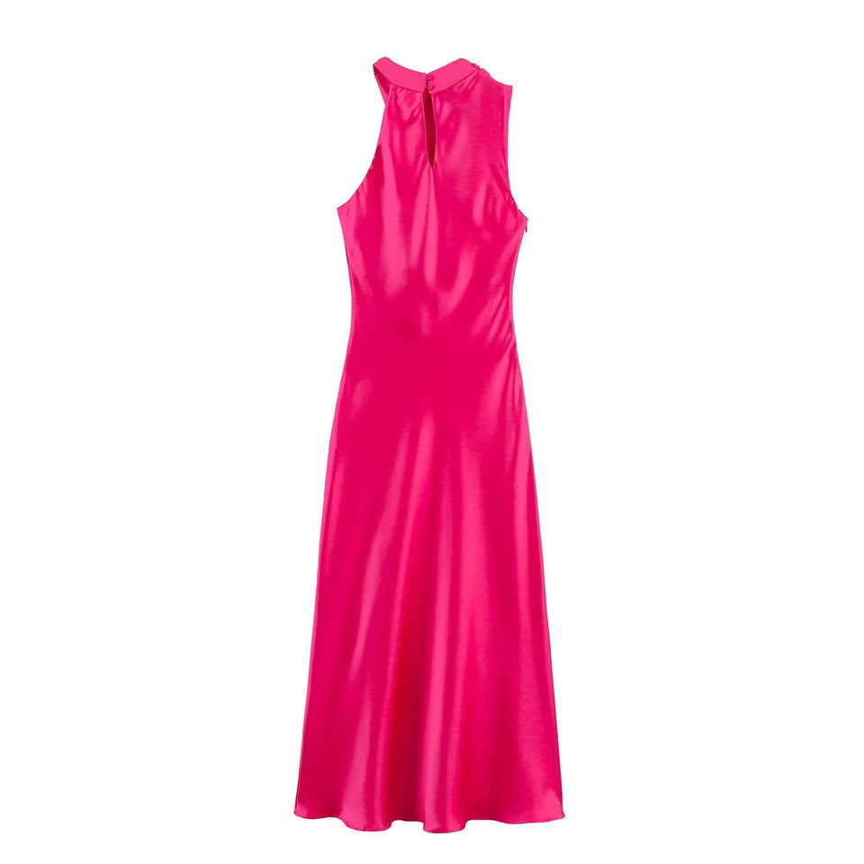 Lång satinklänning i cerise med draperad hals