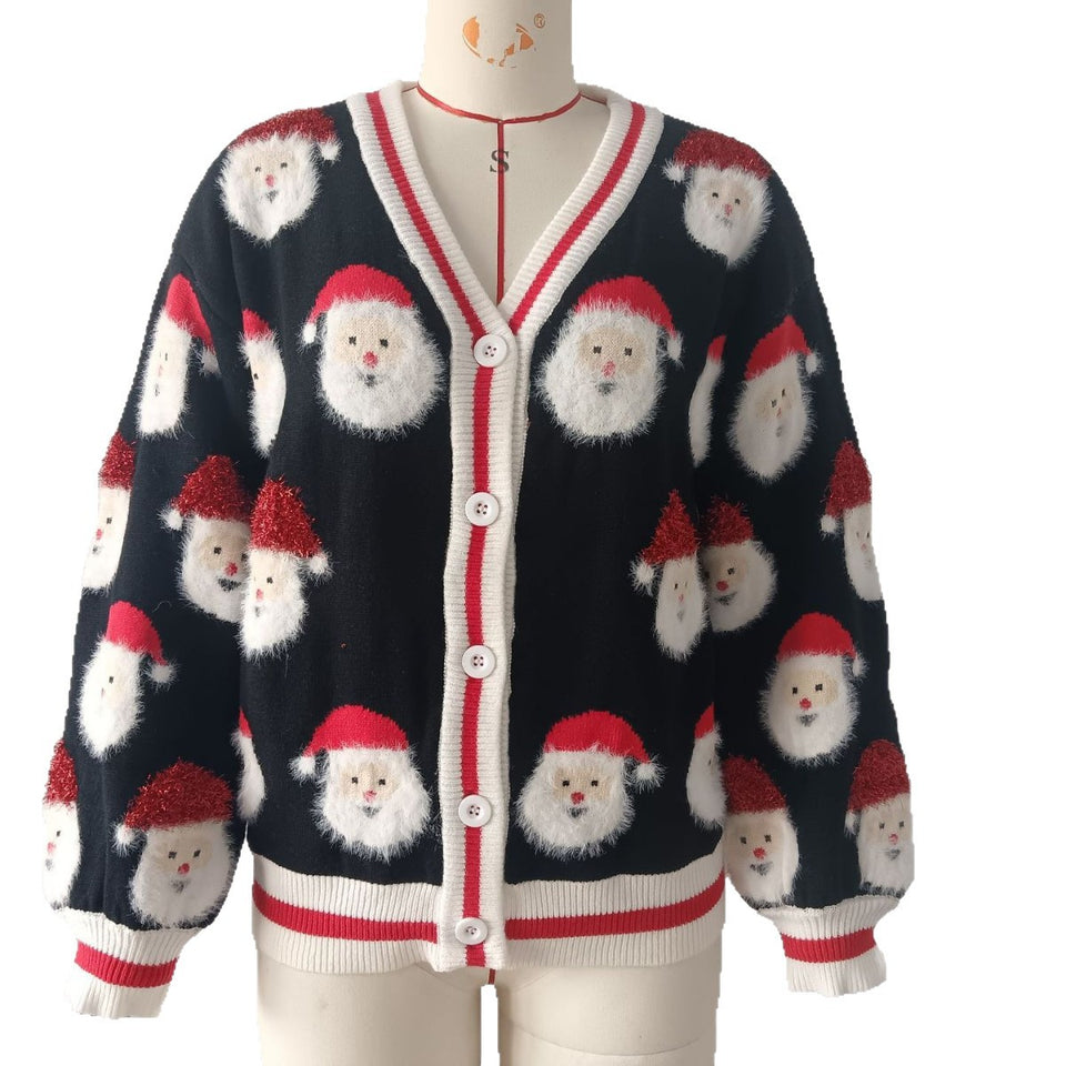 Stickad julkofta med tomtemönster och knappar