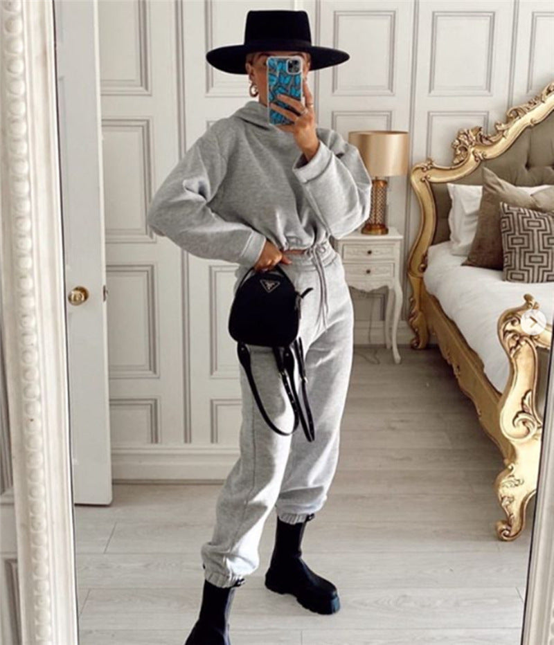 Mysset med kort hoodie och byxor