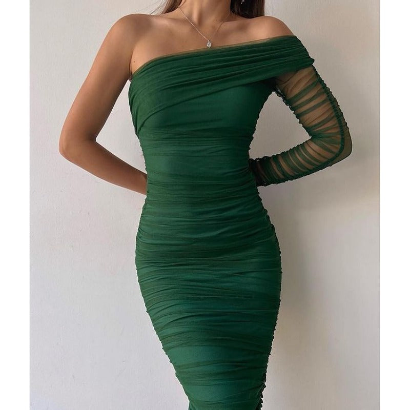 Asymmetrisk draperad midiklänning med meshärm